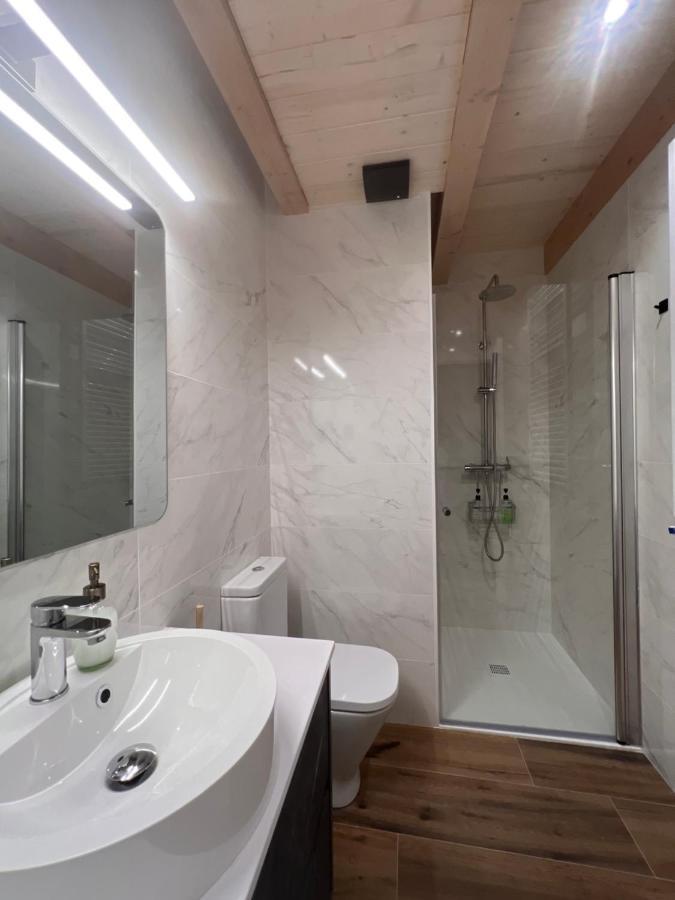 Apartamentos Turisticos: Tu Casa En Sahun Esterno foto